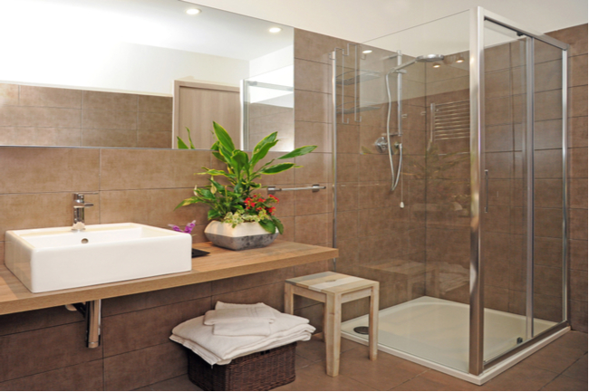 A Complete Guide on Buying Glass Shower Doors